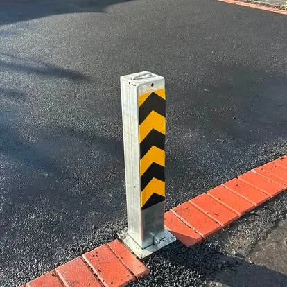 Real raised Manual 100 with yellow and black safety markings