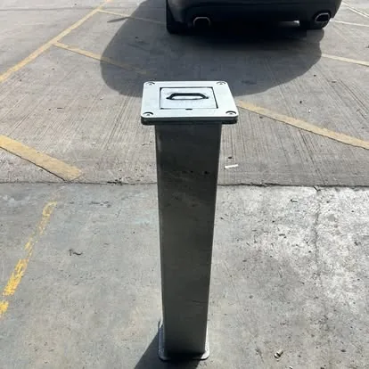 Top of a Manual 100 post showing the recessed lifting handle